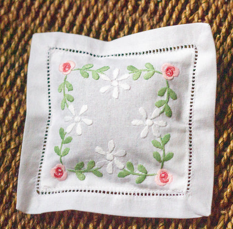 Lavendelpute med rosa og hvite blomster