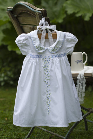 Håndbrodert, hvit kjole str 1 år