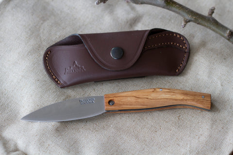 Lommekniv i karbonstål, håndtak i oliventre eller rosentre